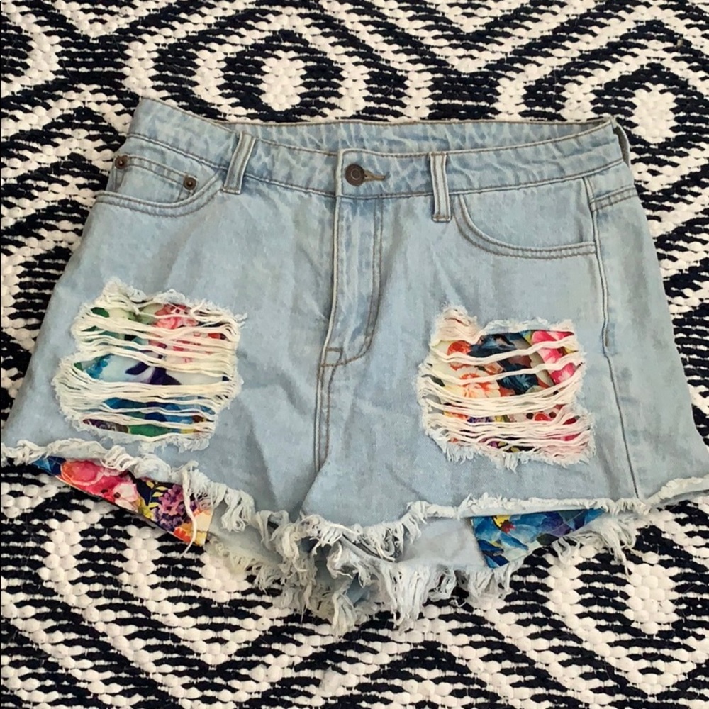 Jean shorts with flower pocket detailing